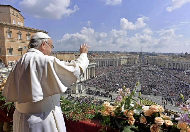 Papst Franziskus vor den Glubigen auf dem Petersplatz in Rom  | Foto: dpa