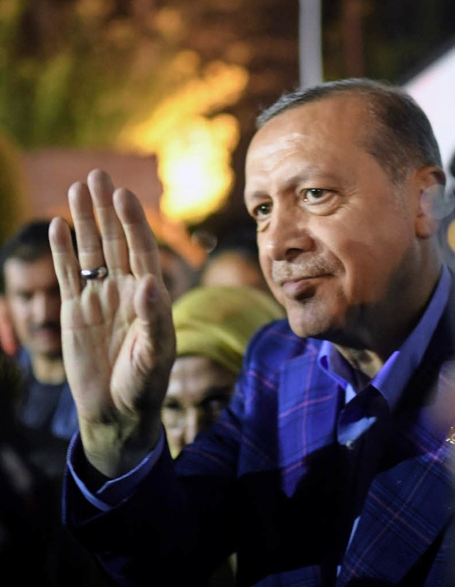 Der trkische Staatschef Erdogan nach seinem knappen Wahlsieg   | Foto: AFP