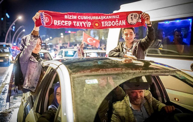 Anhnger Erdogans feiern ihren Sieg auf den Straen von Ankara.  | Foto: dpa