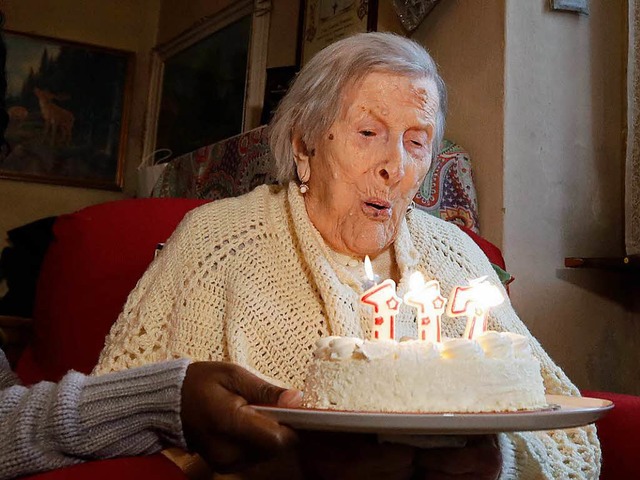 Emma Morano blst an ihrem letzten Geb...erzen  auf einer Geburtstagstorte aus.  | Foto: dpa