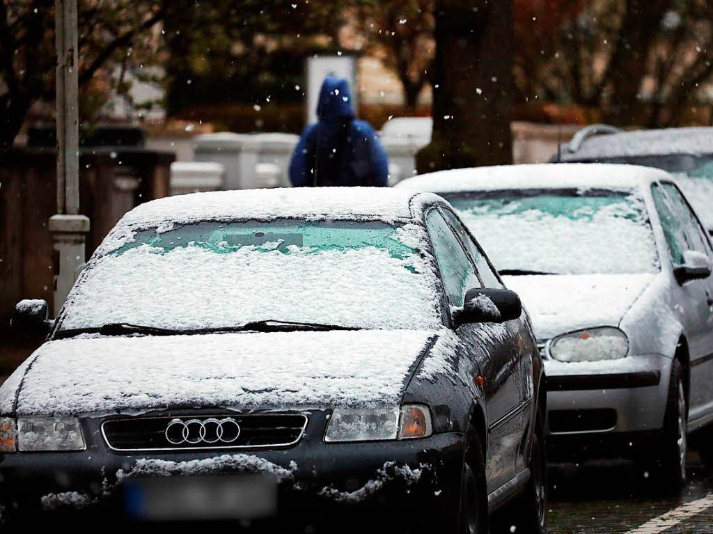 Schnee liegt am Ostersonntag auf parkenden Autos in Rostock (Mecklenburg-Vorpommern).