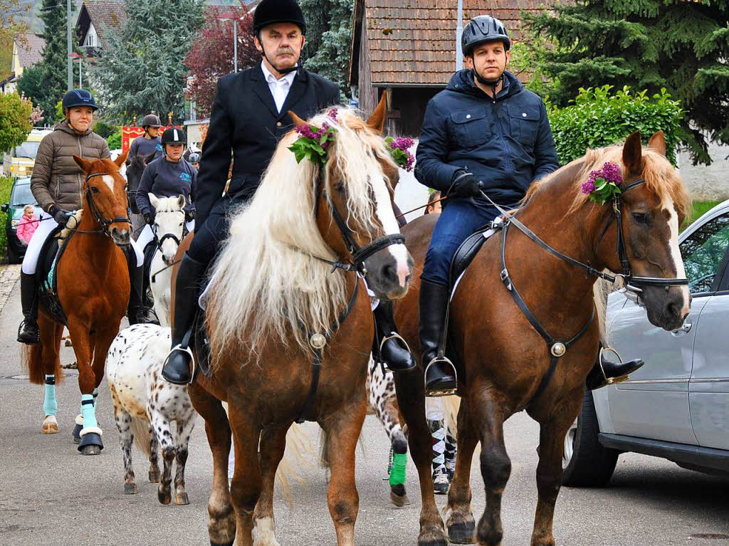 Fast 70 Pferde und Reiter waren zur traditionsreichen Prozession nach Ehrenkirchen gekommen