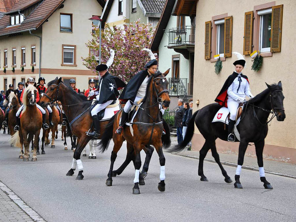 Fast 70 Pferde und Reiter waren zur traditionsreichen Prozession nach Ehrenkirchen gekommen