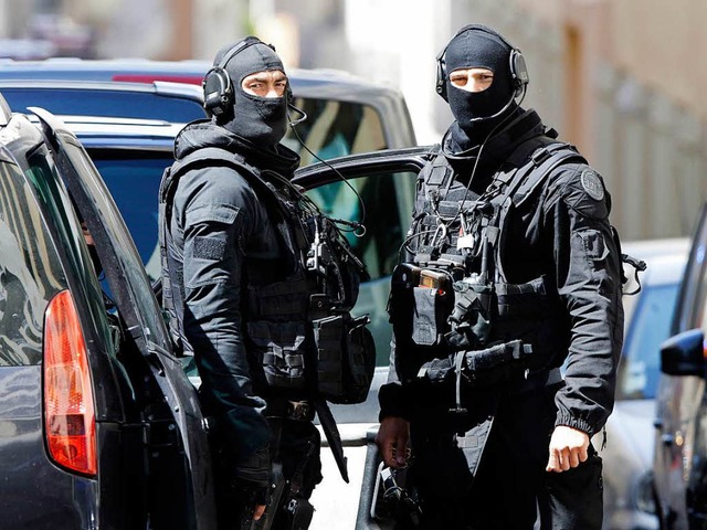Polizisten einer Spezialeinheit bei einer Durchsuchung in Marseille  | Foto: dpa