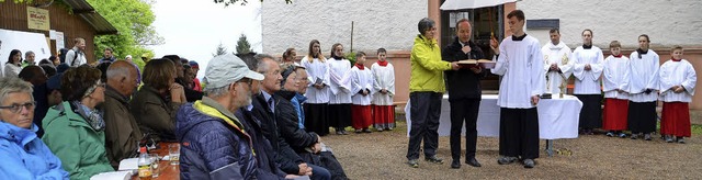 Endingen.  Pfarrer Thomas Hermann, Bah...d Gemeindemitglieder bei den Lesungen.  | Foto: Roland Vitt