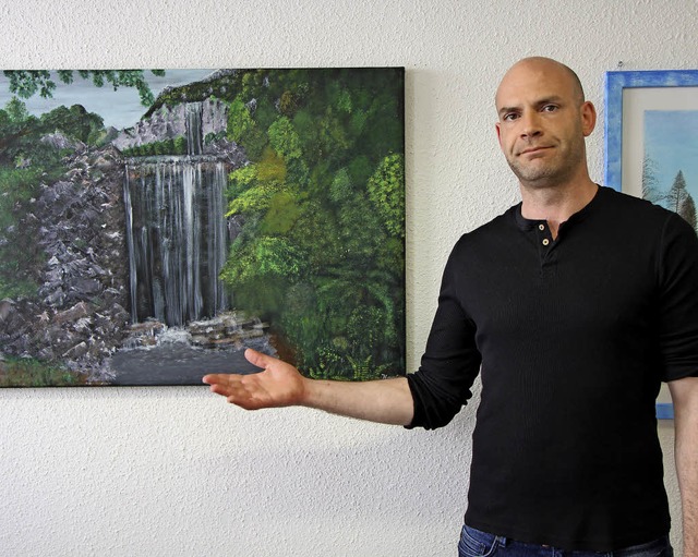 Der Knstler Marco Kopf vor einem sein...lArt&#8220; in Endingen zu sehen sind.  | Foto: Helmut Hassler