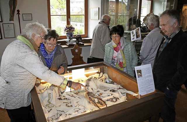 Reges Interesse herrschte im Heimatmus...rine mit Rosenkrnzen von Theo Wilhelm  | Foto: Peter Schtz