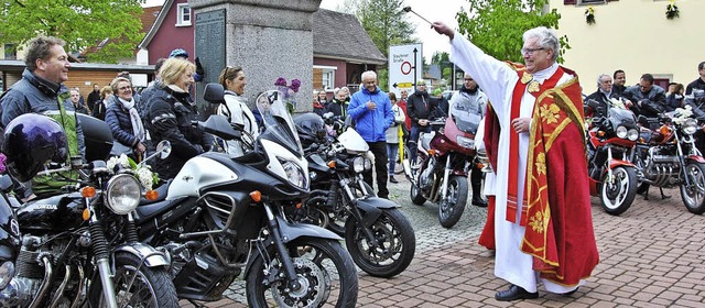 Pfarrer Herbert Malzacher segnet die Motorrder und ihre Fahrer.   | Foto: Ralph Fautz