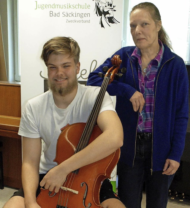 Benedikt Brand (mit seiner Lehrerin Co...sten Leonard Elschenbroich teilnehmen.  | Foto: Michaekl Gottstein