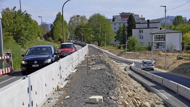 Links die B34alt, rechts die tiefergelegte Baustellenstrae   | Foto: Horatio Gollin