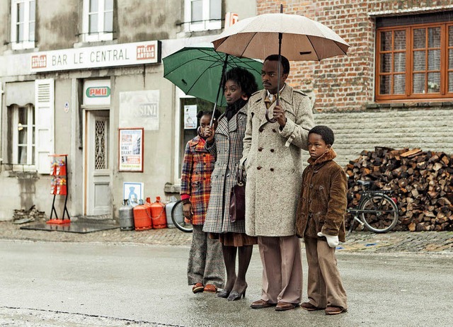 Steht im Regen: Familie Zantoko in der franzsischen Provinz   | Foto: Prokino