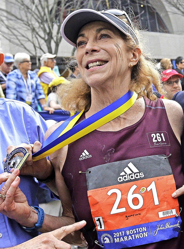 Kathrine Switzer mit traditioneller Startnummer und Medaille   | Foto: AFP