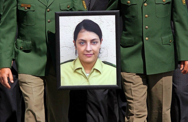Polizisten erweisen 2007 mit einem Tra...ermordeten Kollegin  die letzte Ehre.   | Foto: dpa