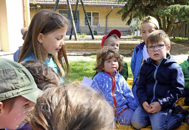 Voller Spannung hren die Kindergarten...klsslerin  Natalie beim Vorlesen zu.   | Foto: Herbert Birkle