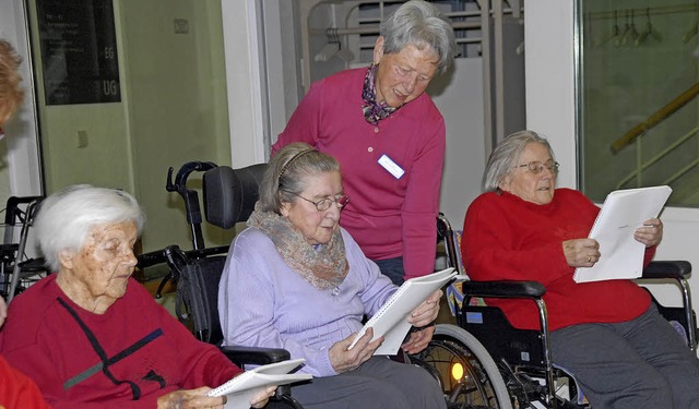 Rita Portmann (stehend) leitet den wchentlichen Singkreis im Brgerheim.  | Foto: Leony Stabla