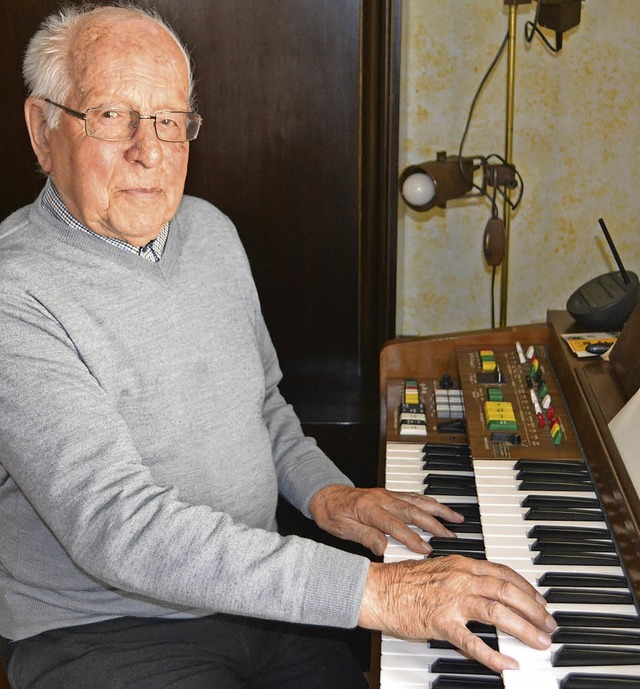Claus Sack an der Heimorgel. Er wird heute 90 Jahre alt.  | Foto: Paul Berger