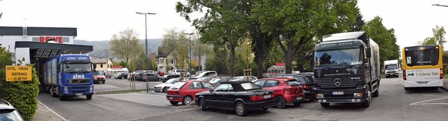 Ein Lkw steht in der Ladebucht (links)...chtung der Linienbus vor dem Bahnhof.   | Foto: Lauber