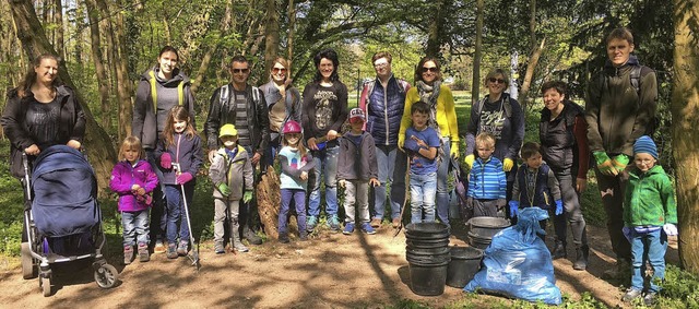 Kinder und Eltern der Kindertagessttt... Mllscke und etliche Eimer gefllt.   | Foto: zvg