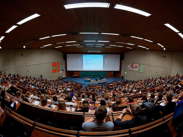 Studierende der Georg-August-Universit...ttingen in einem Hrsaal. (Archivbild)  | Foto: dpa