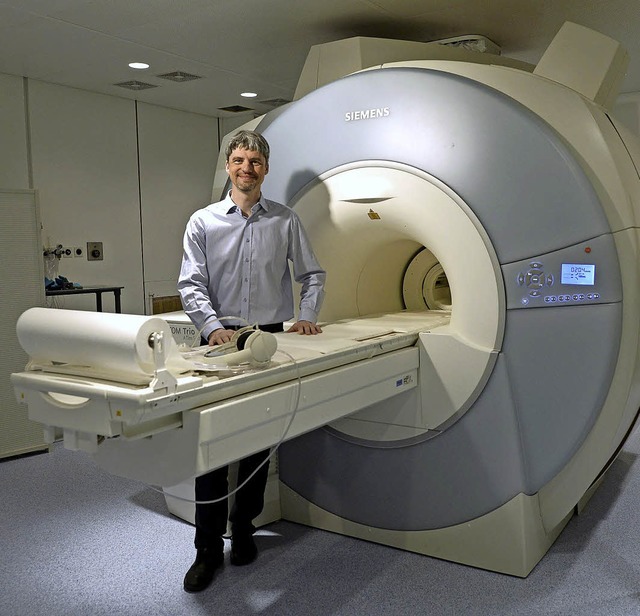 Der Physiker Maxim Zaitsev an einem MRT-Gert in der Freiburger Uniklinik  | Foto: Ingo Schneider