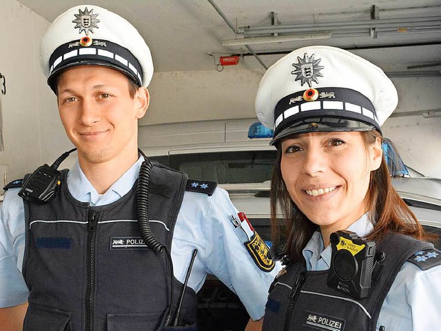 Streifenbeamtin Giovanna Di Nuzzo, hie...fnf Krperkameras der Weiler Polizei.  | Foto: Hannes Lauber