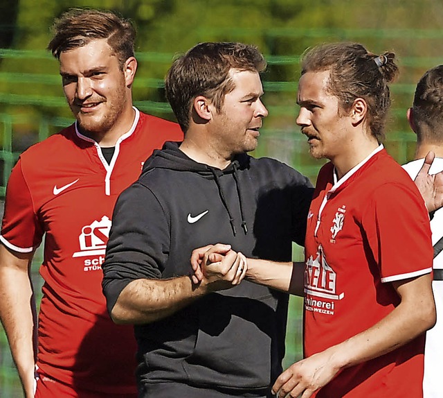 Zusammenhalt hilft: Bonndorfs Trainer ... bedankt sich bei seinen Fuballern.    | Foto: scheu