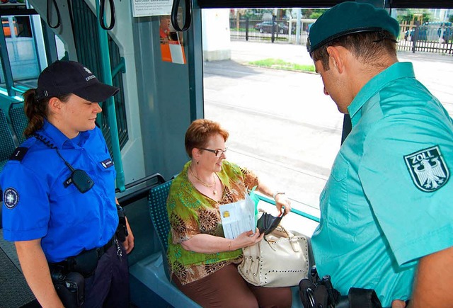 In der Tram 8 kontrollieren die deutsc... mit Schweizer Kollegen. (Symbolbild).  | Foto: ZVG