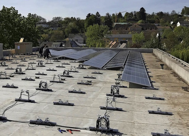Auf dem Flachdach des Bildungszentrums... Fotovoltaikanlage der Brgerenergie.   | Foto: Brgerenergie