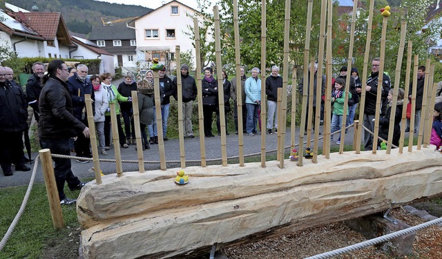 Die Einweihung des Entenwegles vor der Skulptur des Knstlers  Wim Cannie   | Foto: Christoph Breithaupt