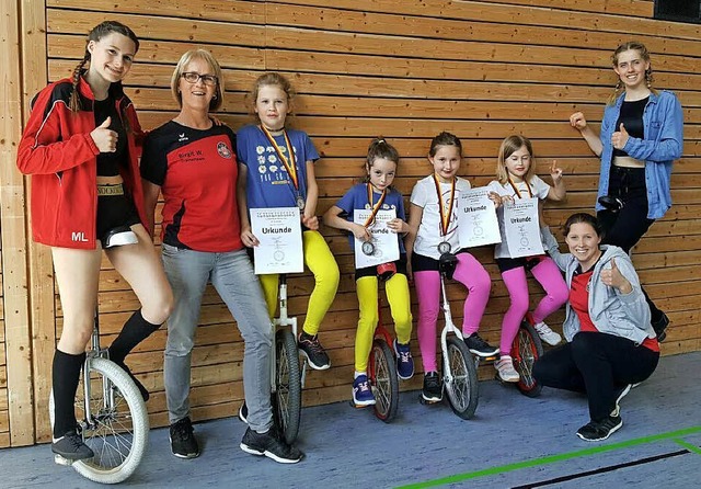 Die erfolgreichen Einradfahrerinnen (v...ine Moog (Trainerin) und Carla Meffle   | Foto: Dieter Fink