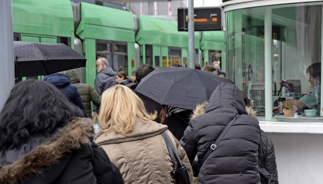 Um die Schlange am Grenzbergang Fried...der Zoll einen weiteren Schalter ein.   | Foto: Hannes Lauber