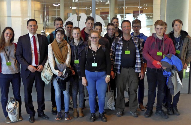 Beim Besuch der Jahrgangsstufe 10 der ...tuelle politische Themen zur Sprache.   | Foto: Freie Schule