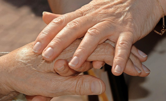 Hand in Hand: Pflege zu Hause braucht Untersttzung   | Foto: Jens Bttner/dpa