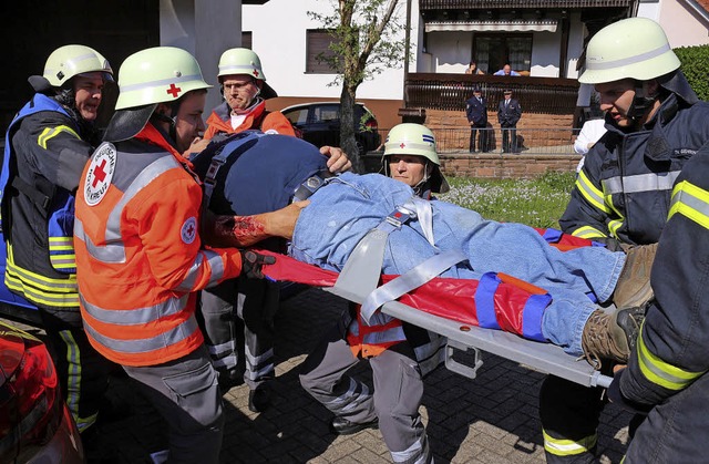 Wehrmnner und Sanitter harmonierten bei Personenbergung   | Foto: Heiss