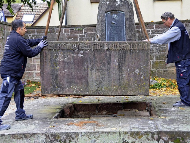 Der tonnenschwere Quader wurde mit Hil...an der alten Stelle wieder eingesetzt.  | Foto: Bergmann/Schaum