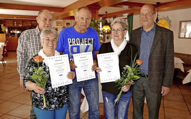 Vorsitzender Klaus Rsch (links) und H... links) fr zehnjhrige Vereinstreue.   | Foto: Horst Dauenhauer