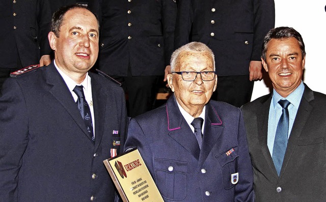 Kommandant Jrgen Bleile (links) und B...fr 65 Jahre Dienst in der Feuerwehr.   | Foto: Feuerwehr