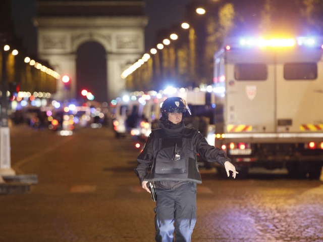 Ein Polizist ist durch Schsse auf dem...hamps-Elyses in Paris gettet worden.  | Foto: dpa