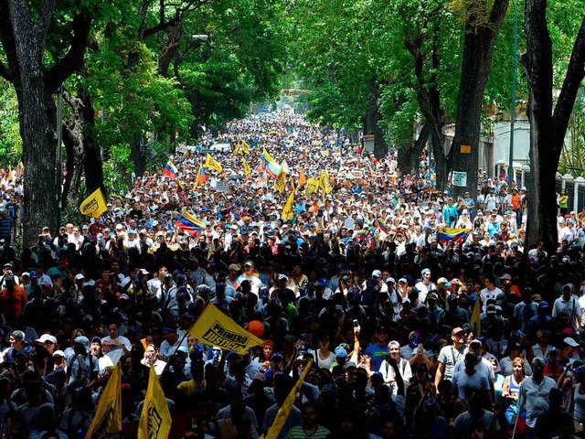 ber eine Million Menschen gingen gege... Regierung Venezuelas auf die Strae.   | Foto: AFP
