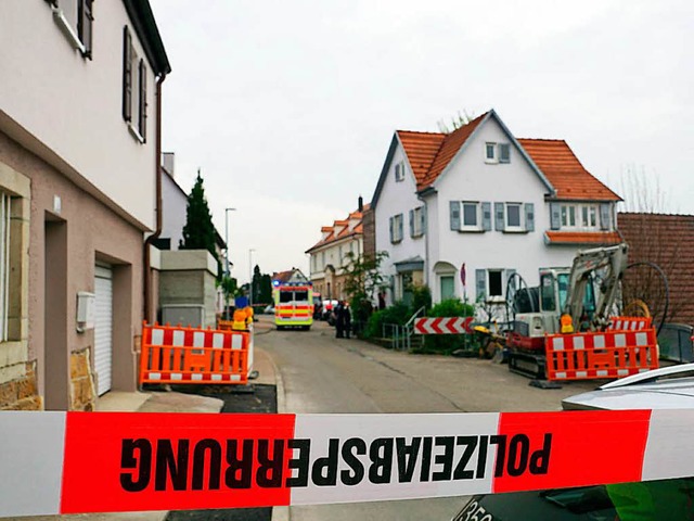 Die Polizei sichert den Tatort in Unterensingen.  | Foto: dpa