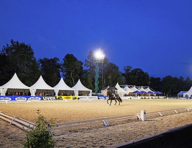 Das Dressurstadion am Abend: Seit verg... Turnier-Chef Kasper Funke Neuheiten.   | Foto: www.sportfotos-lafrentz.de