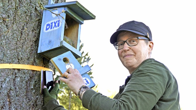 Christine Spickermann bei einer ihrer Nistkasten-Kontrollen.  | Foto: Marwin Kriese/Privat