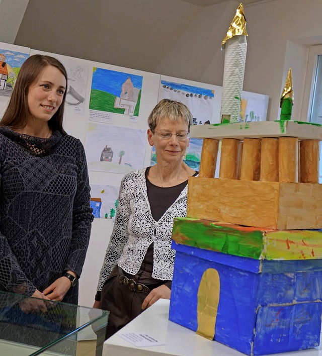 Kunstlehrerin Claudia Himmelsbach und Kuratorin Martina Schilling im Stadtmuseum  | Foto: Roswitha Frey