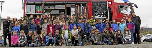 Mitglieder der Feuerwehr Vogtsburg informierten  Grundschler ber ihre Arbeit.  | Foto: Herbert trogus