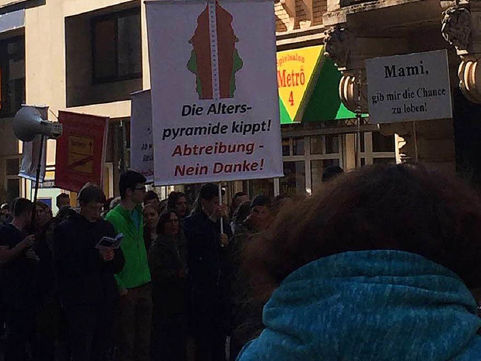 Rund 70 Anhänger der Piusbrüder demonstrierten am Freitagnachmittag.  | Foto: Karo Schrey