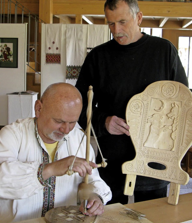 Miroslav Radisch arbeitet mit seinem f...mit einem Hans-Thoma-Motiv gestaltet.   | Foto: Ulrike Spiegelhalter