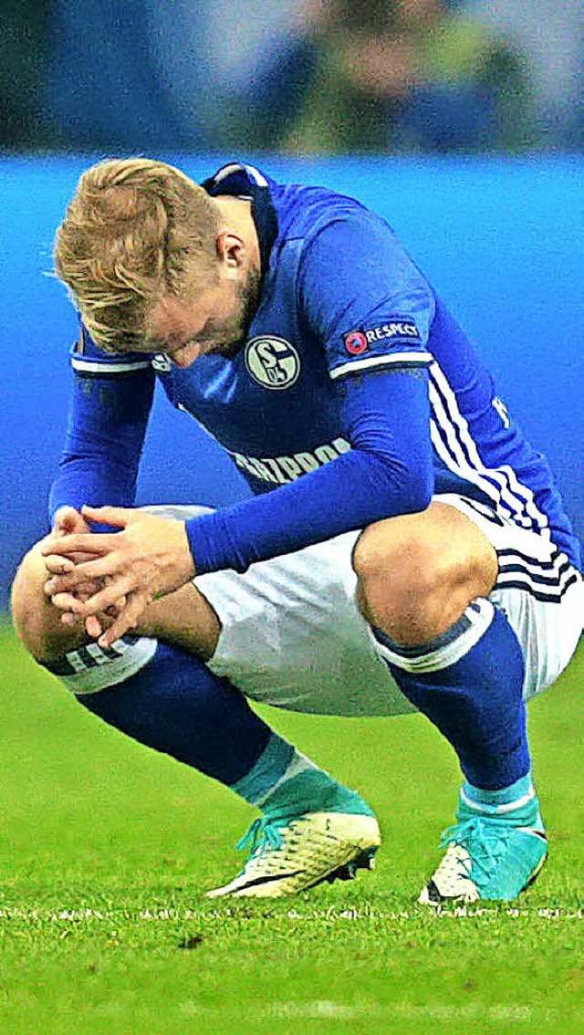 Sehr enttuscht: Schalke-Kicker Johannes Geis   | Foto: dpa