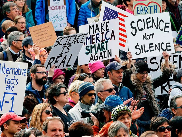 Wissenschaftler demonstrieren im Febru...Tendenzen entgegentreten. (Symbolbild)  | Foto: dpa
