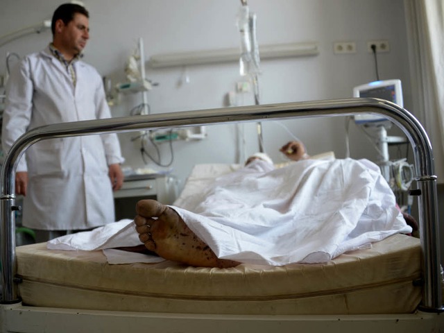 Ein verwundeter Soldat im Krankenhaus Masar-i-Scharif  | Foto: AFP