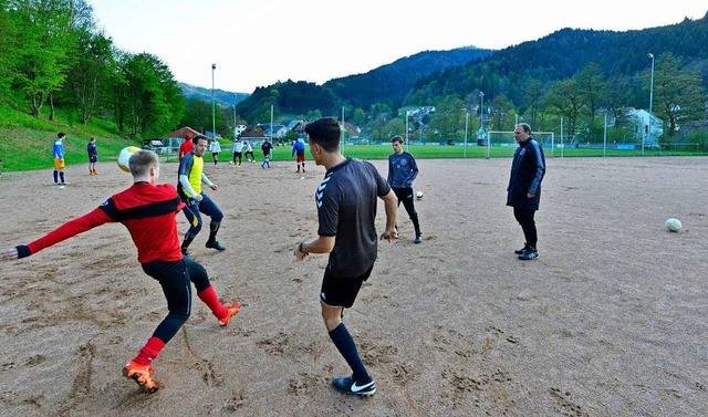 Andreas Lehr (rechts) trainiert die Er...schaft &#8211; noch auf dem Hartplatz.  | Foto: Michael Bamberger